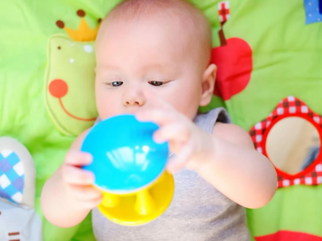 Co dla 2 miesięcznego dziecka? Kluczowe wskazówki dla rodziców.