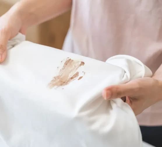 Jak usunąć szminkę z ubrania: 7 skutecznych metod domowych