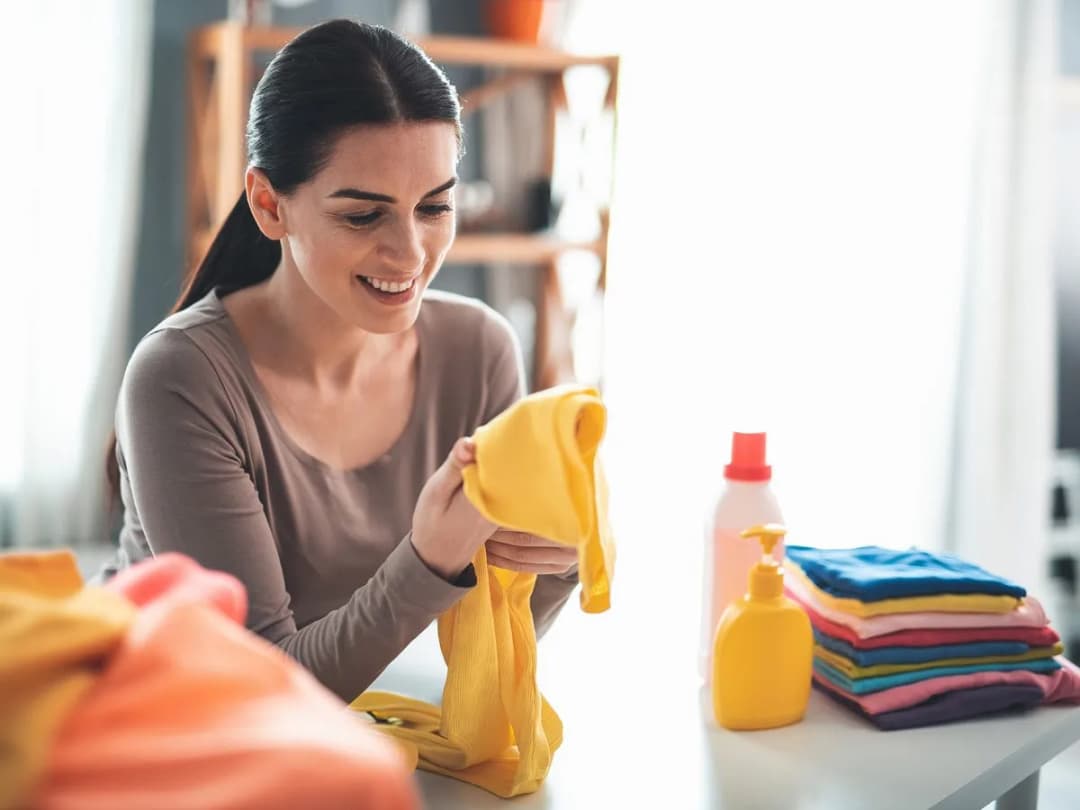 6 skutecznych sposobów na usunięcie tłustej plamy z ubrania