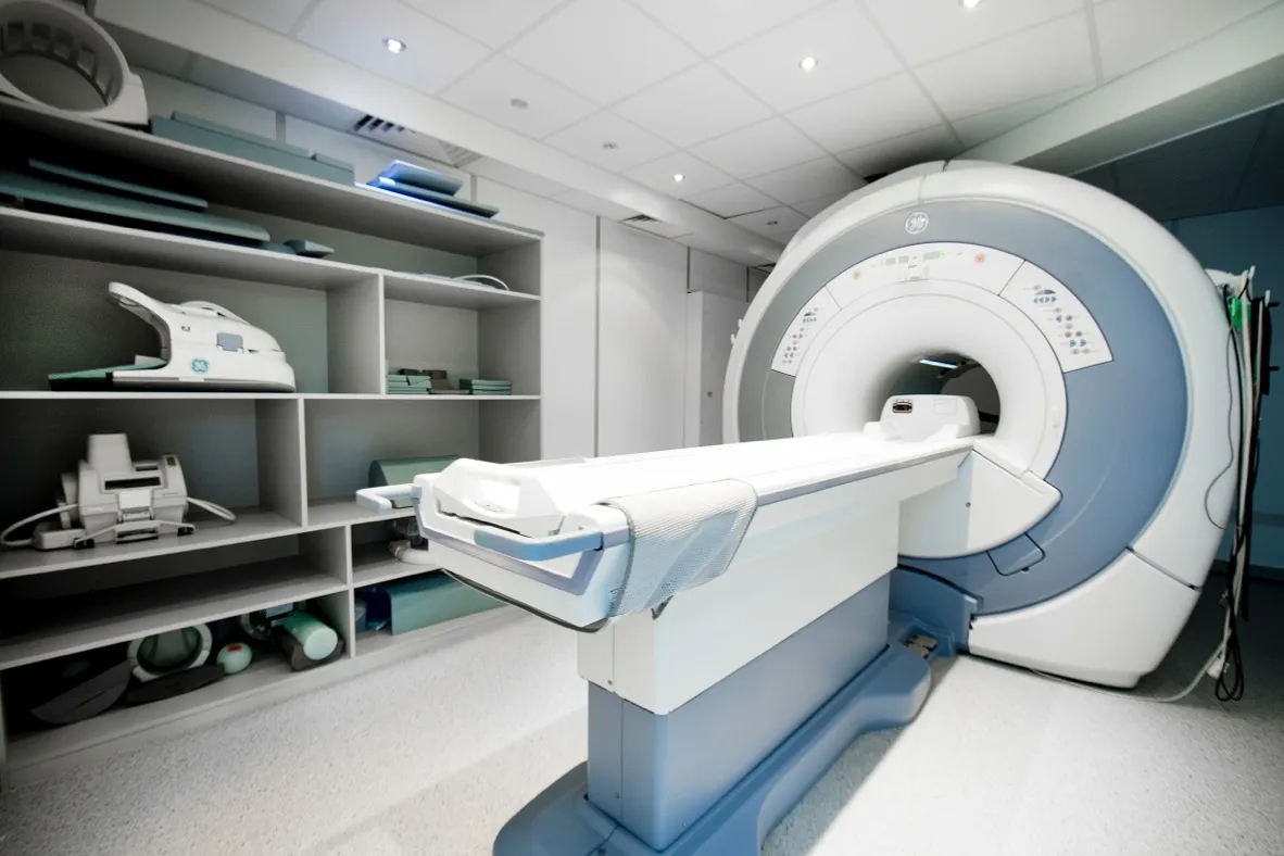 Rezonans magnetyczny z hybrydami: Bezpieczeństwo i zalecenia