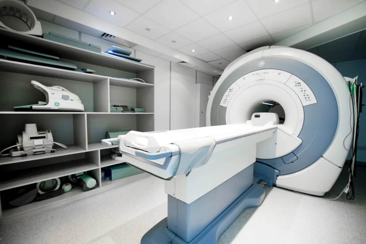 Rezonans magnetyczny z hybrydami: Bezpieczeństwo i zalecenia