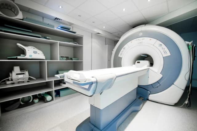 Rezonans magnetyczny z hybrydami: Bezpieczeństwo i zalecenia