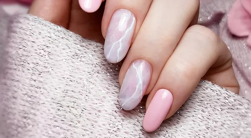 Czy manicure hybrydowy może powodować raka? Poznaj ryzyko i ochronę.