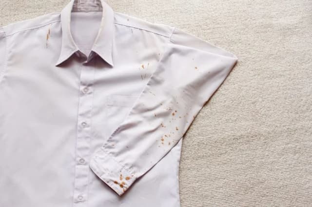 Jak usunąć rdzę z ubrania białego - sprawdzone metody i porady