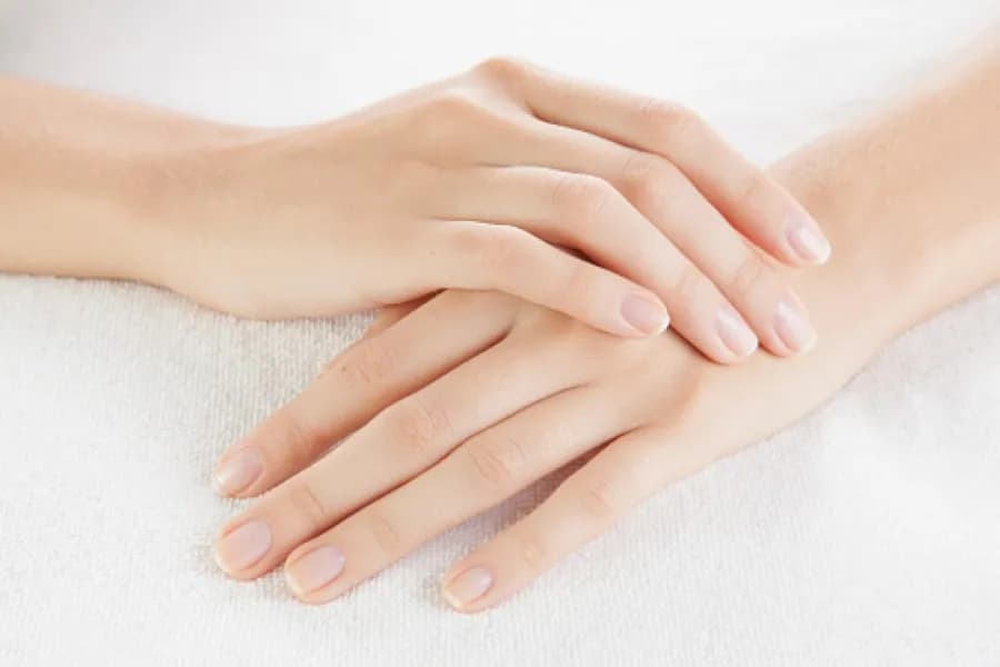 Chiński manicure na czym polega? Poznaj sekrety zdrowych paznokci.