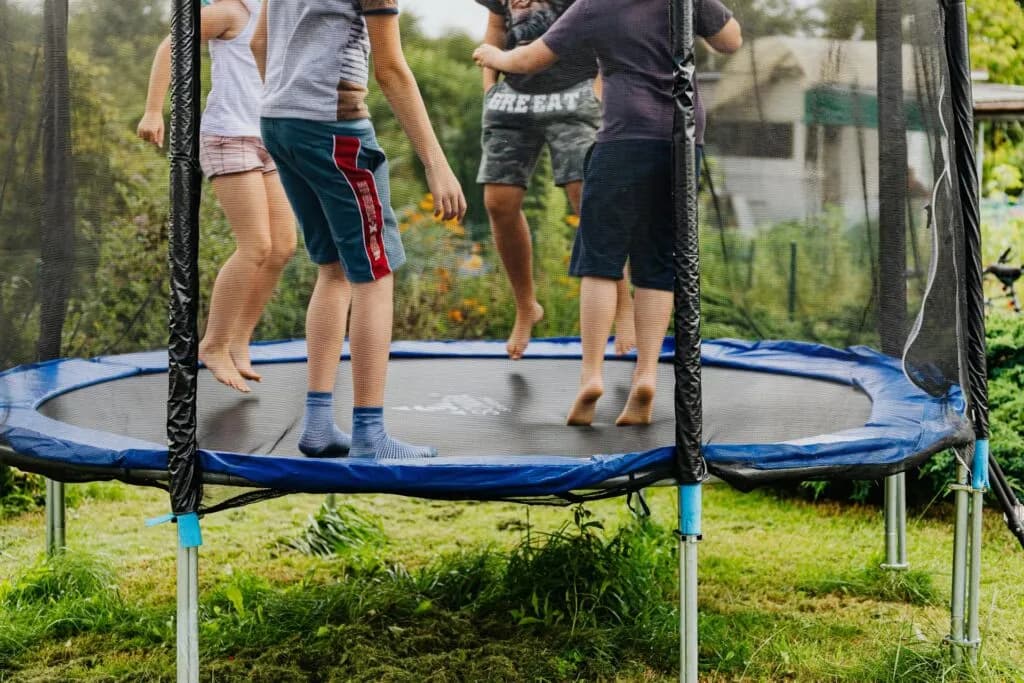 Czy trampolina jest zdrowa dla dziecka? Korzyści i ryzyko dla malucha