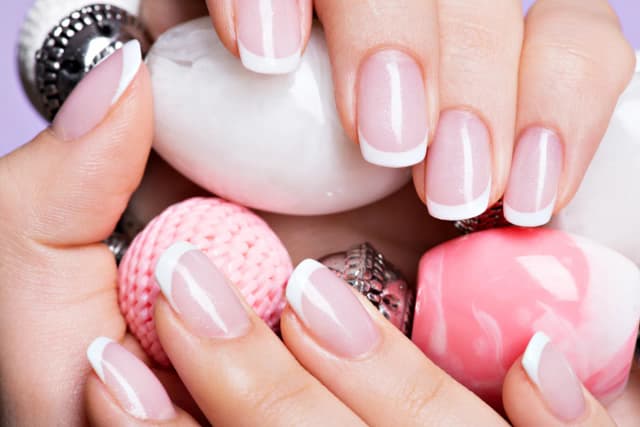 Manicure french co to? Historia, technika i zalety stylizacji paznokci