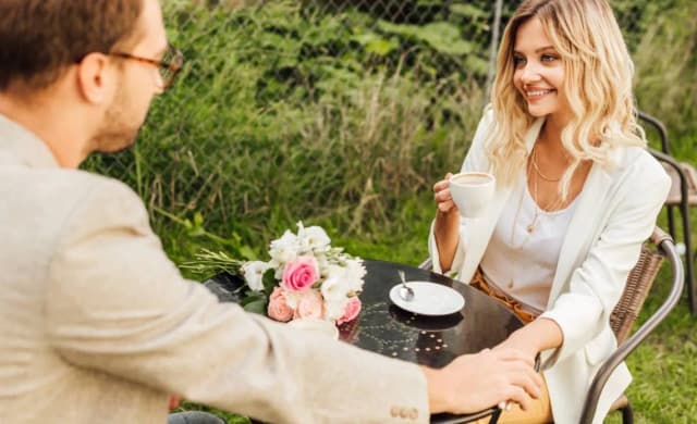 Jak się ubrać na pierwszą randkę do kawiarni, aby zachwycić i czuć komfort?