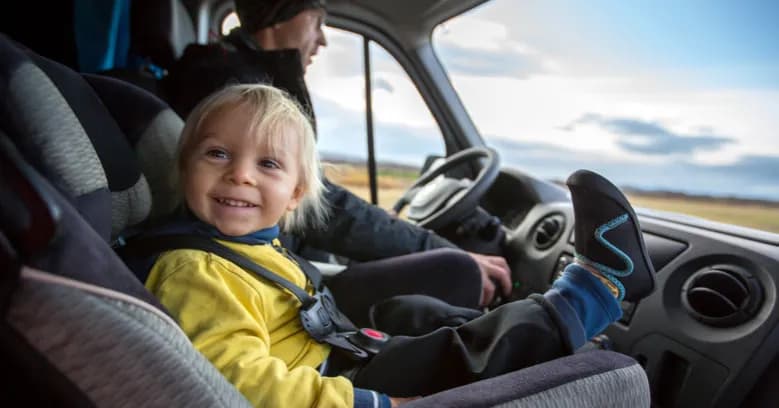 Od kiedy dziecko z przodu w aucie? Zasady bezpieczeństwa