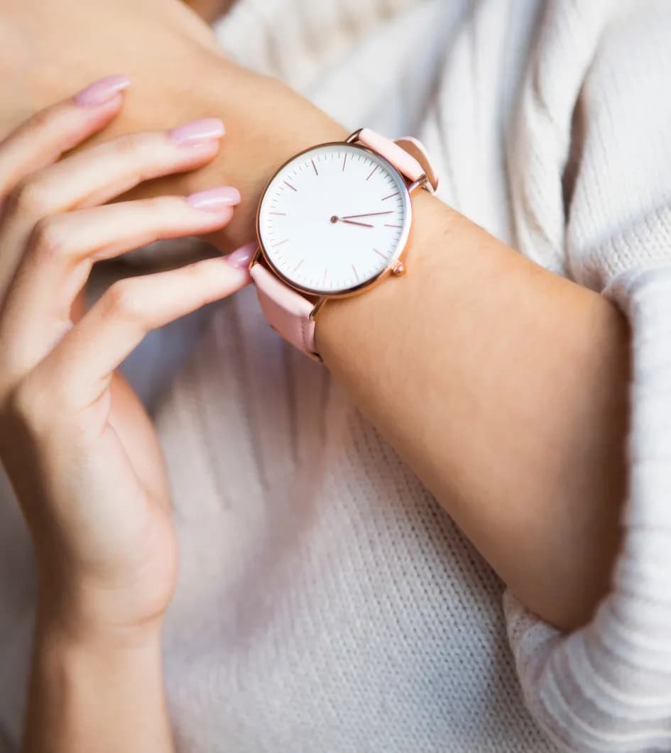 Na której ręce nosić zegarek damski? Zasady i preferencje