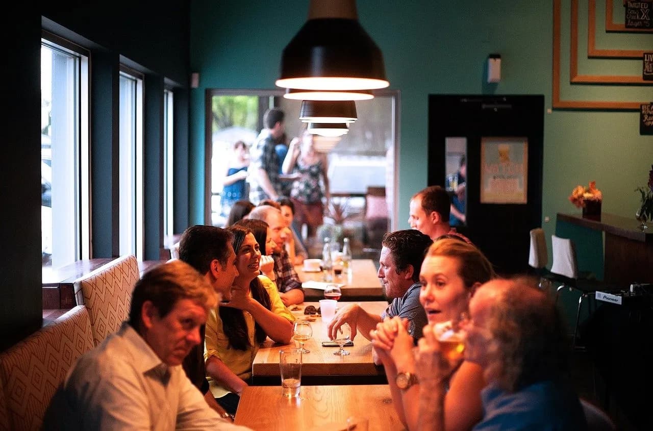 Jak się ubrać do restauracji ze znajomymi? Porady na każdą okazję