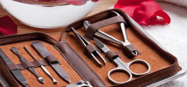 Co jest potrzebne do manicure: 10 niezbędnych narzędzi i produktów