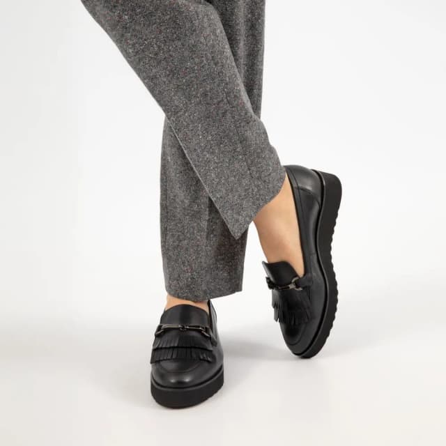 Jakie buty do chinosów damskich? 10 stylowych propozycji