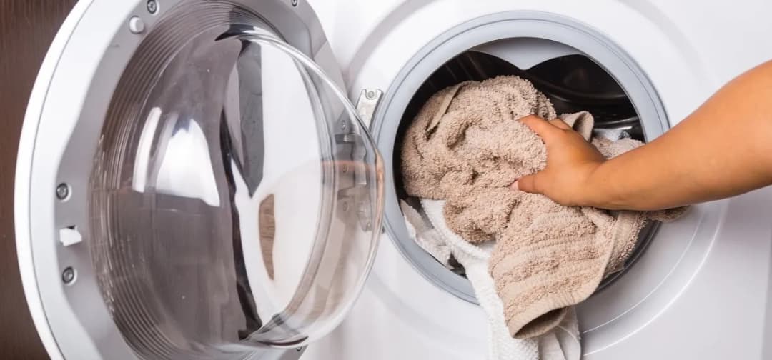 Czy wirowanie niszczy ubrania? Poznaj prawdę i chroń swoje pranie